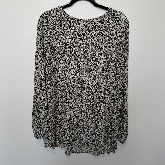๐ฑ 5 for $10.  NWOT Terra & Sky Black & White V-neck Top Size 2X - Picture 3 of 5